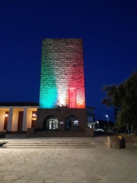 Le luci del Tricolore illuminano la Torre Littoria: tutti uniti ce la faremo